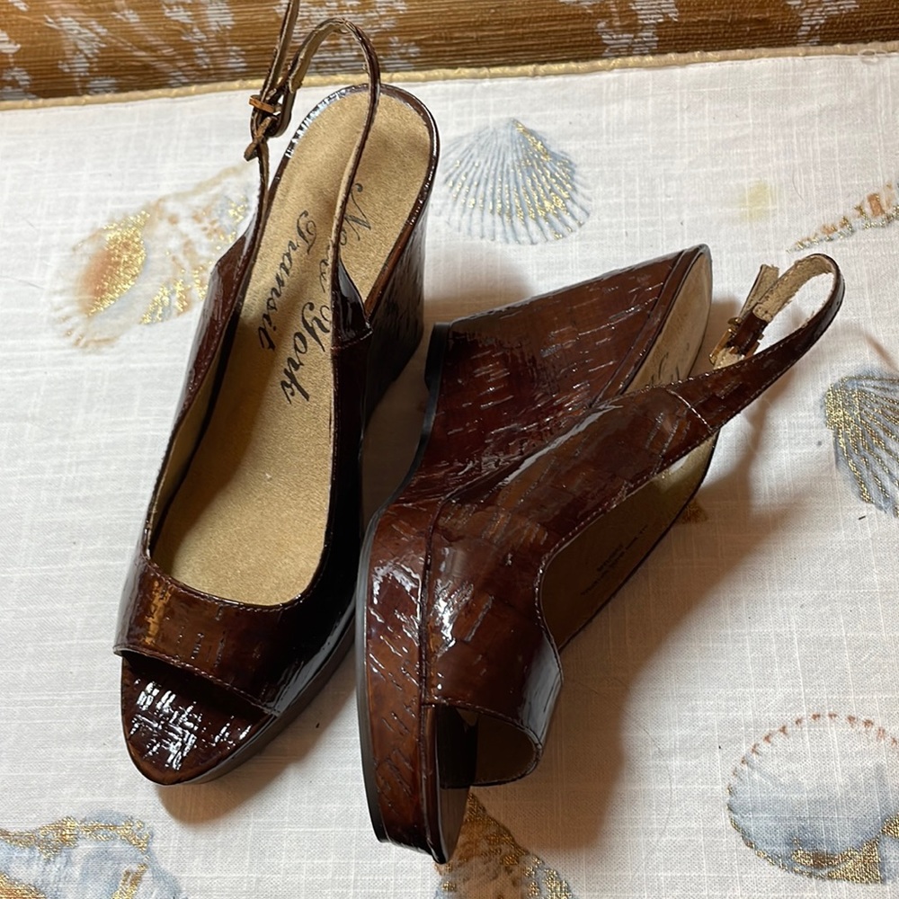 New York Transit shoe.   Brown 4 inch wedge hill
